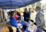 La defensora jefa de Lo Prado Alejandra Lobos y la profesional de Estudios Jeanette Araneda, conversan con el delegado presidencial y autoridades.