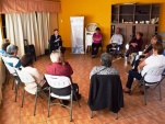 Vecinos adultos mayores del Barrio El Morro de Iquique en la charla. 
