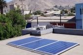 Los paneles solares instalados en la Defensor&iacute;a Regional de Atacama generan energ&iacute;a para iluminar aut&oacute;nomamente el exterior de la sede. 
