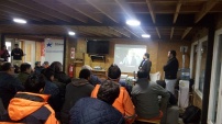 Defensor publico dialog&oacute; sobre derechos del imputado con trabajadores de Salfa que construyen el Tribunal definitivo de Cabo de Hornos