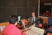 El Defensor Regional, Ra&uacute;l Palma Olivares en conversaci&oacute;n con el locutor de Radio Nost&aacute;lgica, Franklin Garay.