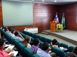 La defensora regional Viviana Castel durante su clase expositiva en la Escuela de Carabineros