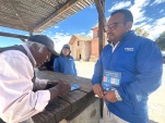 El defensor p&uacute;blico Gabriel Apaza y la facilitadora intercultural In&eacute;s Flores dialogando con un comunero en el poblado de Socoroma.