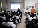Con gran inter&eacute;s los j&oacute;venes escucharon la exposici&oacute;n sobre el &ldquo;Proyecto Inocentes&rdquo; 