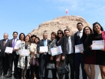 Ministro de Justicia Jaime Campos junto a los funcionarios del &aacute;rea justicia que aprobaron el curso de lengua ayamara impartido por Gendarmer&iacute;a 