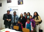 El Jefe de la Unidad de Estudios Regional, V&iacute;ctor Providel, junto a la werk&eacute;n y su familia 