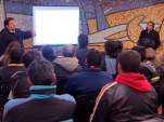 En la imagen, los abogados Rodrigo Jaque y Jaime Venegas, junto a internos que cumplen reclusi&oacute;n nocturna en la c&aacute;rcel de Cauquenes.