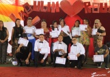 Parte del elenco del musical  &ldquo;Moulin Rouge&rdquo; posa en la alfombra roja.