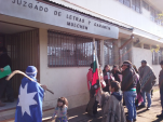 Miembros de la comunidad acudieron al tribunal donde resultaron absueltos los cuatro comuneros .