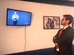 Defensor de la nueva oficina de Defensa Aymara e Ind&iacute;gena obsevando c&aacute;psulas de los derechos de los imputados