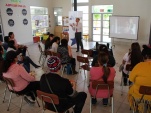 El defensor regional realiz&oacute; una exposici&oacute;n muy did&aacute;ctica para los padres que participaron activamente de la presentaci&oacute;n. 