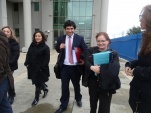 Abogado Ricardo C&aacute;rdenas junto a la jefa de estudios de la Defensor&iacute;a Penal P&uacute;blica Ver&oacute;nica Reyes, a la salida del tribunal. 