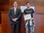 En la imagen, A.F. -uno de los seis j&oacute;venes egresados del TTD- aparece junto al abogado Joaqu&iacute;n M&uuml;ller, de la Defensor&iacute;a.