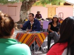 El Jefe de Estudios Sergio Zenteno, y la facilitadora intercultural In&eacute;s Flores, junto a la comunidad de Codpa dictando charla especializada ind&iacute;gena
