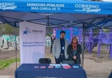 La profesional de la DRMN Carla Naranjo junto al postulante de la Local de Santiago Cristian Campos, conversaron con vecinos de Estaci&oacute;n Central.