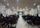El defensor penal juvenil Cristian Esquivel, ofrece charla a los alumnos del Liceo Dario Salas, en el auditorio del colegio.