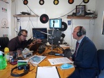 El defensor regional, Osvaldo Pizarro, durante la entrevista interactiva realizada en AntuRadio en la comuna de Antuco, provincia de Biob&iacute;o. 