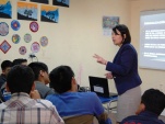 La defensora juvenil en plena exposici&oacute;n ante los atentos j&oacute;venes del CIP Iquique.