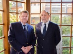 El convenio fue suscrito por el director del Instituto, Carlos K&uuml;nsem&uuml;ller (izquierda) y el Defensor Regionall de Los Lagos, Erwin Neumann.