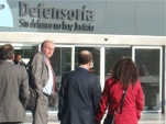 El defensor Jorge Moraga (de frente) junto al ex ejecutivo de La Polar Iv&aacute;n Dinamarca, captado de espaldas junto a su esposa.