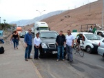Encabezados por el Defensor Regional, varios funcionarios de Tarapac&aacute; subieron a Alto Hospicio para apoyar el reparto de v&iacute;veres a los vecinos.