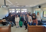 La asesora jur&iacute;dica Roc&iacute;o Burgess junto alumnas y alumnos de la Universidad de Concepci&oacute;n, campus Chill&aacute;n 