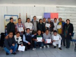 El director regional del Fosis; la directora regional de Gendarmer&iacute;a, y el Defensor Regional posan junto a los j&oacute;venes del programa de empleabilidad
