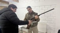 Perito bal&iacute;stico de Carabineros explica a defensor local jefe de Punta Arenas, Ram&oacute;n Borquez, c&oacute;mo per&iacute;cian las armas.    