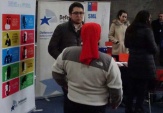 Maria Molina Lagos (de espalda) conversa con un funcionario de la DPP.en una visita al CCP de Chill&aacute;n.