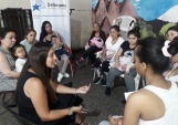 La defensora especializada en defensa de g&eacute;nero Patricia Alvarado dialogando con imputadas privadas de libertad junto a sus hijos menores de 2 a&ntilde;os
