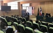 El defensor regional de Atacama, Ra&uacute;l Palma Olivares, da la bienvenida a los participantes del encuentro acad&eacute;mico. 