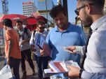 Los transe&uacute;ntes recibiendo folletos de la Defensor&iacute;a en las calles c&eacute;ntricas de Iquique.