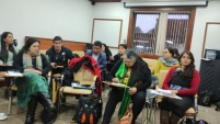Los facilitadores interculturales Rosa Huenchumilla y Horacio Cheuquelaf, trabajan junto a destacados participantes nacionales y extranjeros