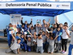 El defensor p&uacute;blico Gabriel Apaza junto a los encargados de la UAGD, Hern&aacute;n Vigil, junto a los alumnos.