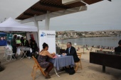 Defensor Regional, Ra&uacute;l Palma Olivares presta orientaci&oacute;n a usuarios en actividad realizada en Playa Mansa.