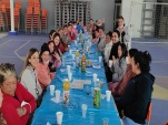 Un alegre desayuno compartieron internas de la carcel de Santiago y profesionales de la Defensor&iacute;a.