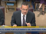 El Defensor Nacional, Carlos Mora Jano, exponiendo durante la sesi&oacute;n de la comisi&oacute;n parlamentaria.