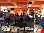 La Jefa de Estudios (S), Patricia Lefever, junto a personal administrativo, Ram&oacute;n Beretta, en charla con internos condenados en Arica. 