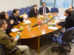La delegaci&oacute;n hondure&ntilde;a (izquierda) conversa con los directivos de la Defensor&iacute;a, a los que luego se sum&oacute; Andr&eacute;s Mahnke.