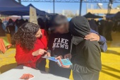 La asistente social, Yesenia Cort&Atilde;&copy;s conversa con alumnos del establecimiento educacional y les da a conocer la misi&Atilde;&sup3;n de la Defensor&Atilde;&shy;a. 