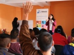 Defensora, Catalina Hidalgo, explic&aacute;ndole a internos extranjeros ind&iacute;genas primerizos sobre la defensa especializada ind&iacute;gena