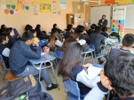 El defensor p&uacute;blico Gabriel Apaza durante la charla con los estudiantes de tercero medio.