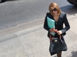 La defensora penal p&uacute;blica B&aacute;rbara Chand&iacute;a Benavides llegando al edificio de tribunales.