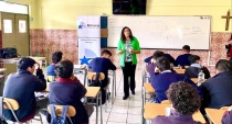 La asistente social, Yesenia Cort&eacute;s les explica a los j&oacute;venes cuales son los alcances de la ley N&deg; 20.084.