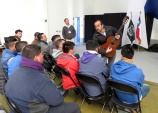 El concertista en guitarra Marcelo Vidal y el director musical, Eduardo D&iacute;az, trabajan en la sencibilizaci&oacute;n musical con los internos