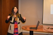 La periodista de TVN de La Araucan&iacute;a, Nadia Arias en Taller de Vocer&iacute;a en el audit&oacute;rium de la Defensor&iacute;a Regional 