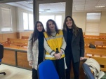 La defensora local Ana&iacute;s Araneda junto con Leticia y la postulante Sof&iacute;a C&aacute;rcamo, quien la acompa&ntilde;o en el desarrollo del juicio