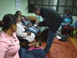 El Defensor Regional de Tarapac&aacute; dialoga con las internas madres de lactantes, quienes tambi&eacute;n fueron evacuadas del penal de Iquique.