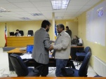 Gabriel Vel&aacute;squez (derecha) saluda efusivamente al defensor p&uacute;blico Juan Ignacio Lafontaine al t&eacute;rmino del juicio oral en que fue absuelto.