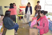 Regalos para las madres sus hijos y un ajuar entreg&oacute; la Defensora Regional durante la visita.